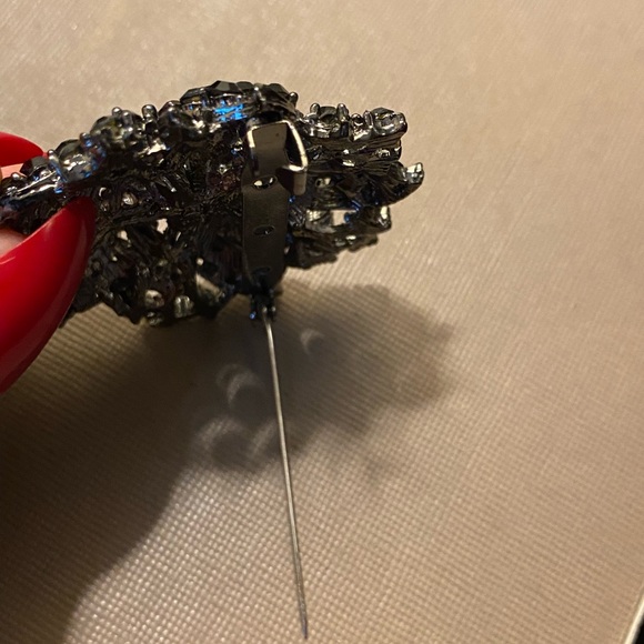 Vintage-Inspired Black Rhinestone Silver Pin Brooch - Picture 5 of 6